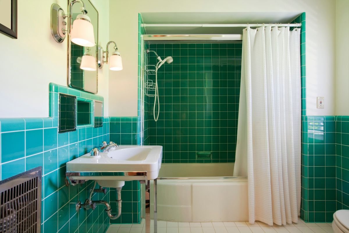 Walk In Shower With Curtain Instead Of Door - Which Is Better?